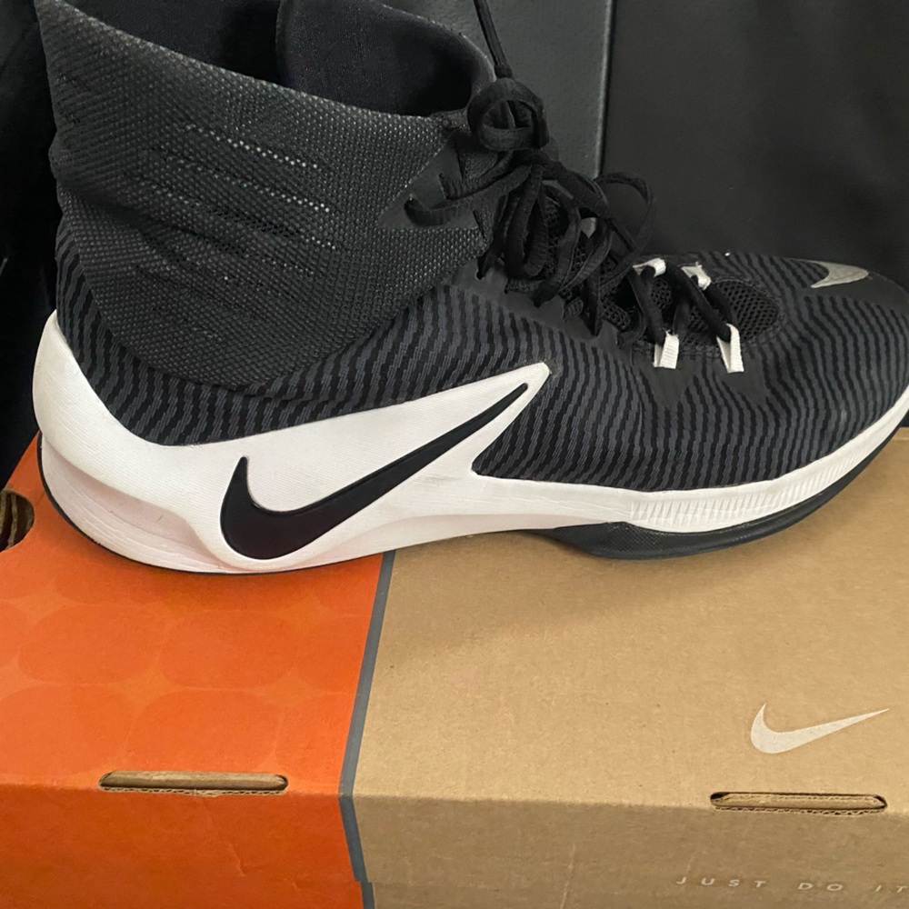 Men’s Nike basketball shoes size: 13